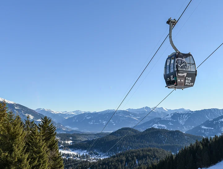 Gondel in de bergen Adverteren in skigebieden